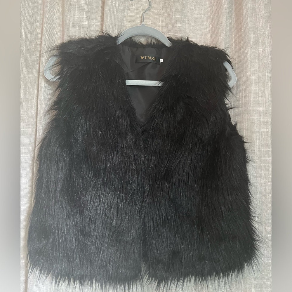 WENXI Black Faux Fur Vest NWOT